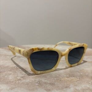 Wolfspout Linen Meringue rectangular shaped sunglasses